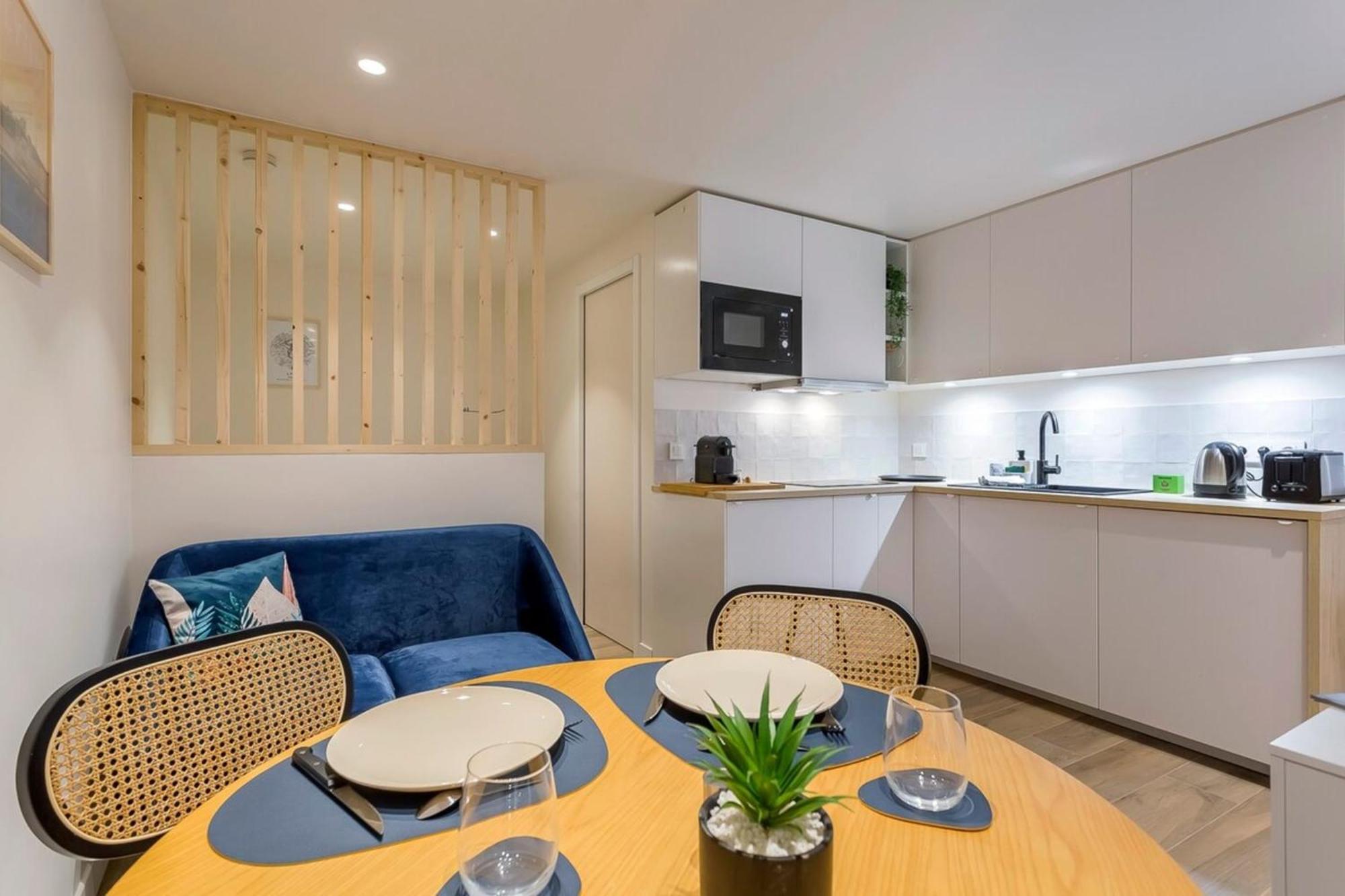 Cozy - Heart Of The Traboule Lyon